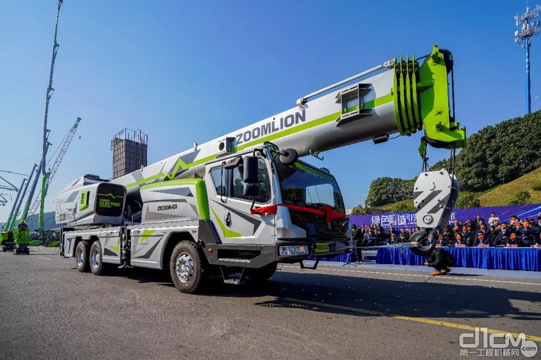 全球首臺純電動汽車起重機